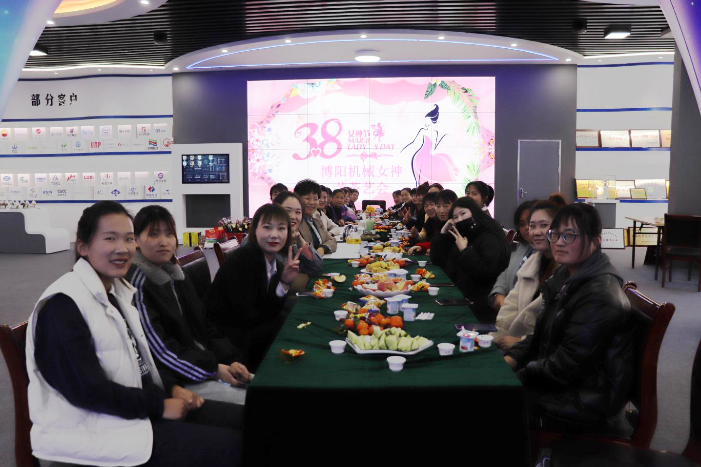 qy球友会-千亿球友会机械“三八”女神节茶艺会圆满结束